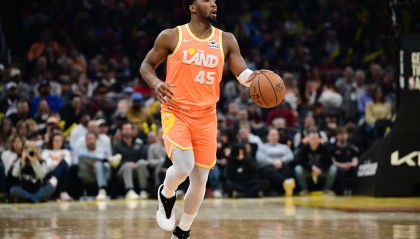 开云体育移动版-状态火热！米切尔27中16砍下38分6板6助 下半场轰23分