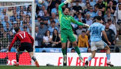 开云体育官网-足总杯决赛爆冷输曼联，球员失误瓜帅失策曼城失冠