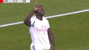 开云体育App-哀悼布彭扎！美职联辛辛那提前锋破门，随后展示衣服&amp;单手指天