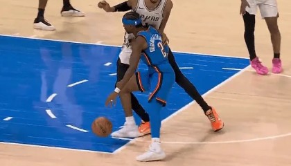 开云体育下载-亚历山大突破撞到文班亚马膝盖，后者腿部不适被换下场